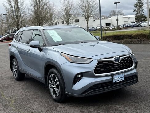 Used 2022 Toyota Highlander XLE image 2