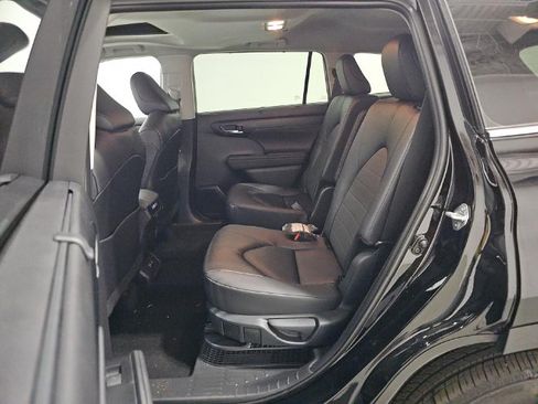 Used 2025 Toyota Highlander XLE AWD/4WD image 9