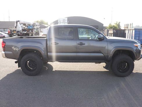 Used 2021 Toyota Tacoma SR5 AWD/4WD image 4
