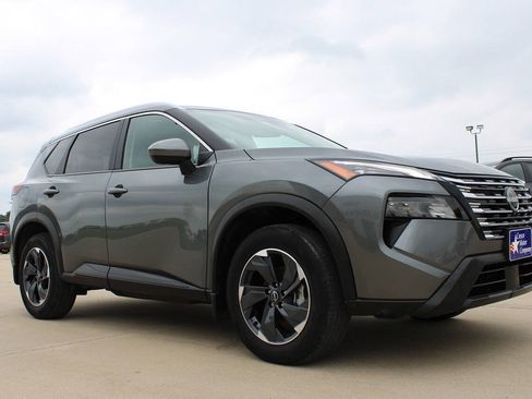 Used 2025 Nissan Rogue SV w/ SV Premium Package AWD/4WD image 3