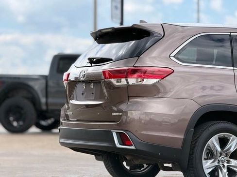 Used 2019 Toyota Highlander Limited FWD image 11