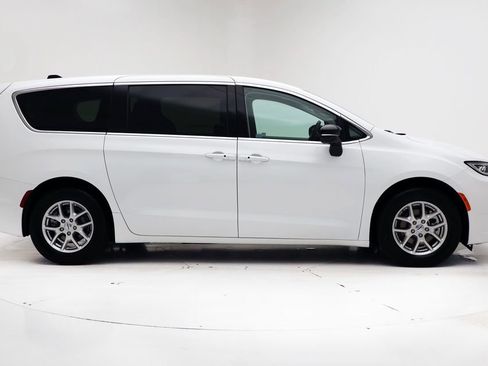 Used 2024 Chrysler Pacifica Touring-L FWD image 3