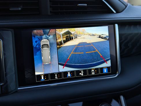 Used 2023 GMC Yukon XL Denali image 30