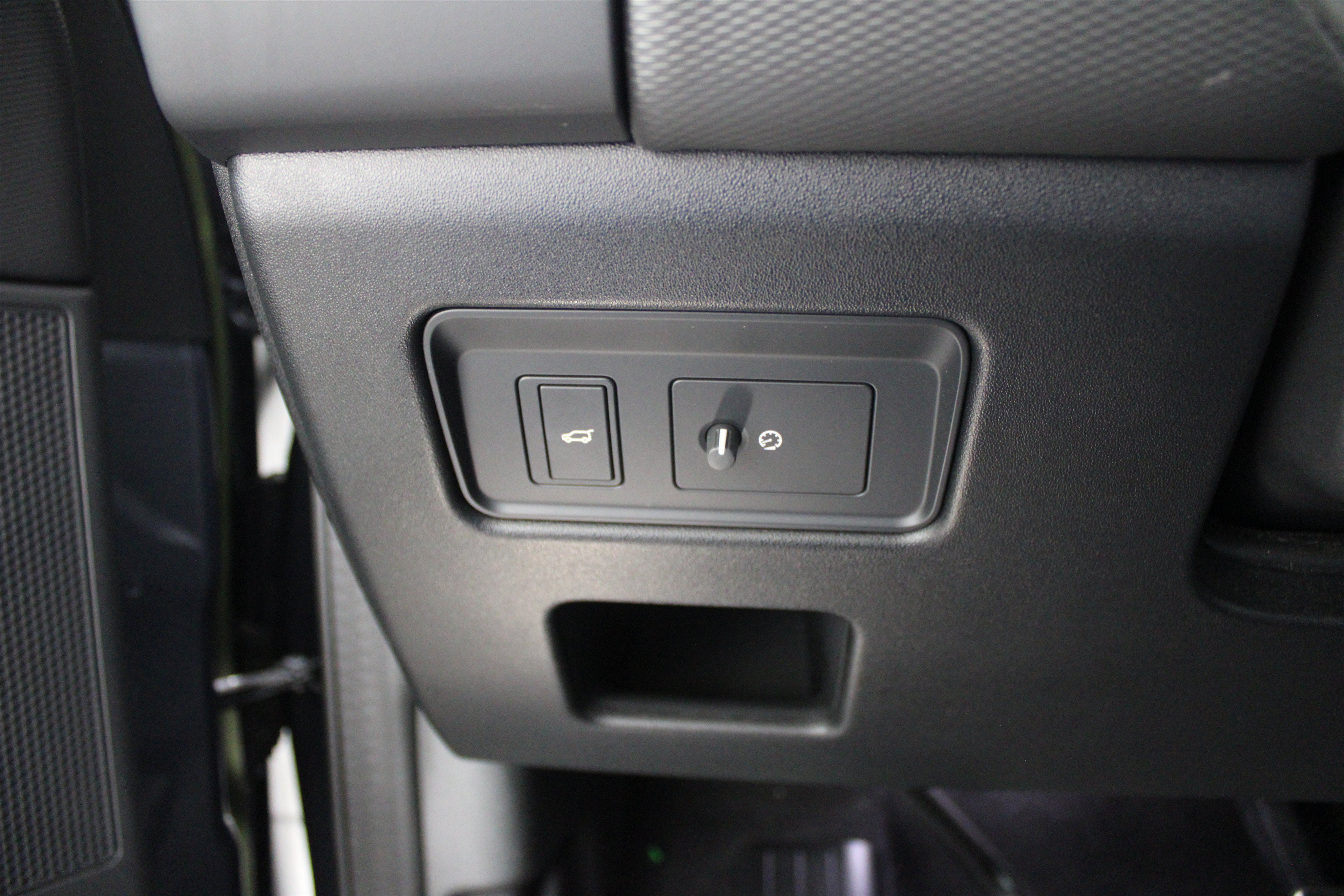 Used 2024 Land Rover Discovery Dynamic SE AWD/4WD image 8