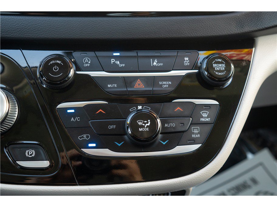 Used 2023 Chrysler Pacifica Touring-L FWD image 19