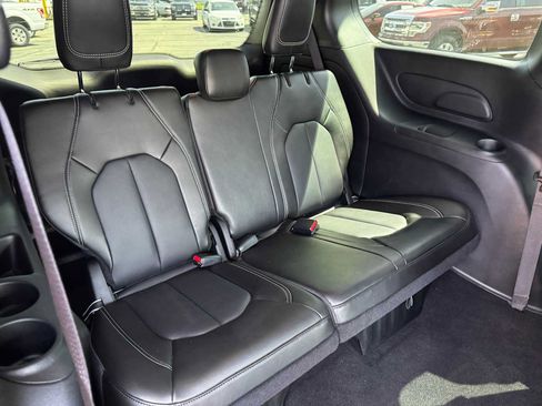 Used 2025 Chrysler Pacifica Select FWD image 37