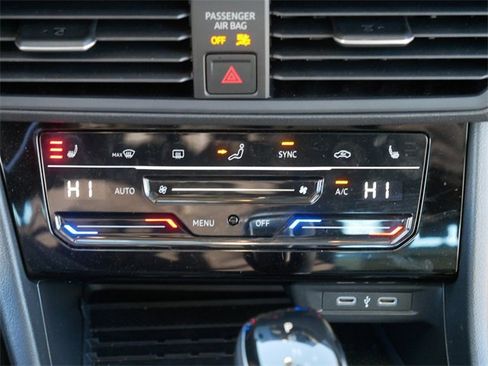 Certified 2025 Volkswagen Jetta SE image 32