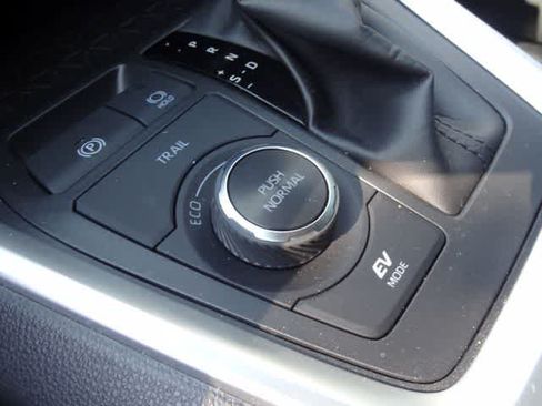 Used 2025 Toyota RAV4 XLE AWD/4WD image 16
