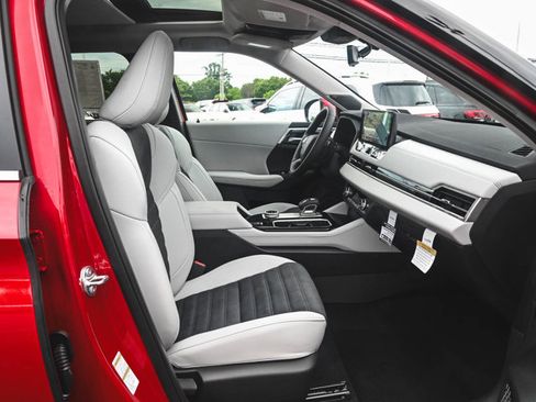 New 2025 Mitsubishi Outlander SE image 29