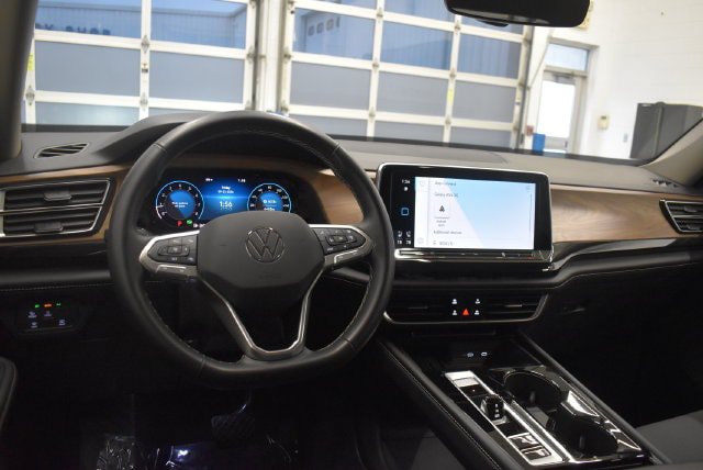 Used 2025 Volkswagen Atlas SE AWD/4WD image 23
