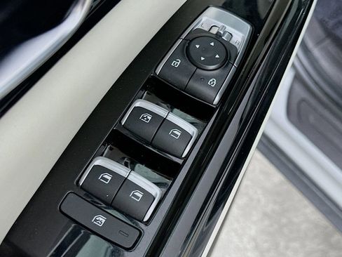Used 2024 Kia Carnival EX FWD image 21