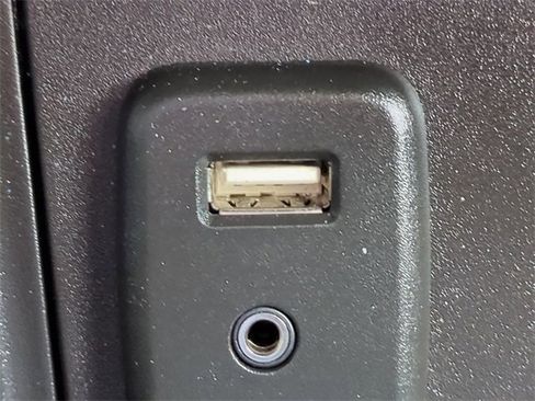 Used 2015 GMC Canyon SLT image 20