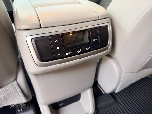 Used 2018 Toyota Highlander XLE AWD/4WD image 25