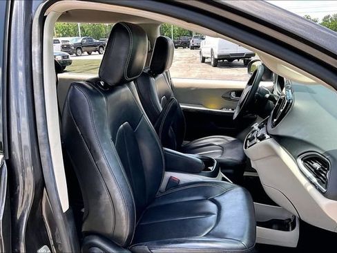 Used 2023 Chrysler Pacifica Touring-L FWD image 29