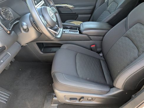 Used 2024 Nissan Pathfinder SV FWD image 11