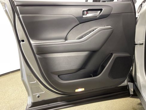 Certified 2024 Toyota Highlander XLE FWD image 17