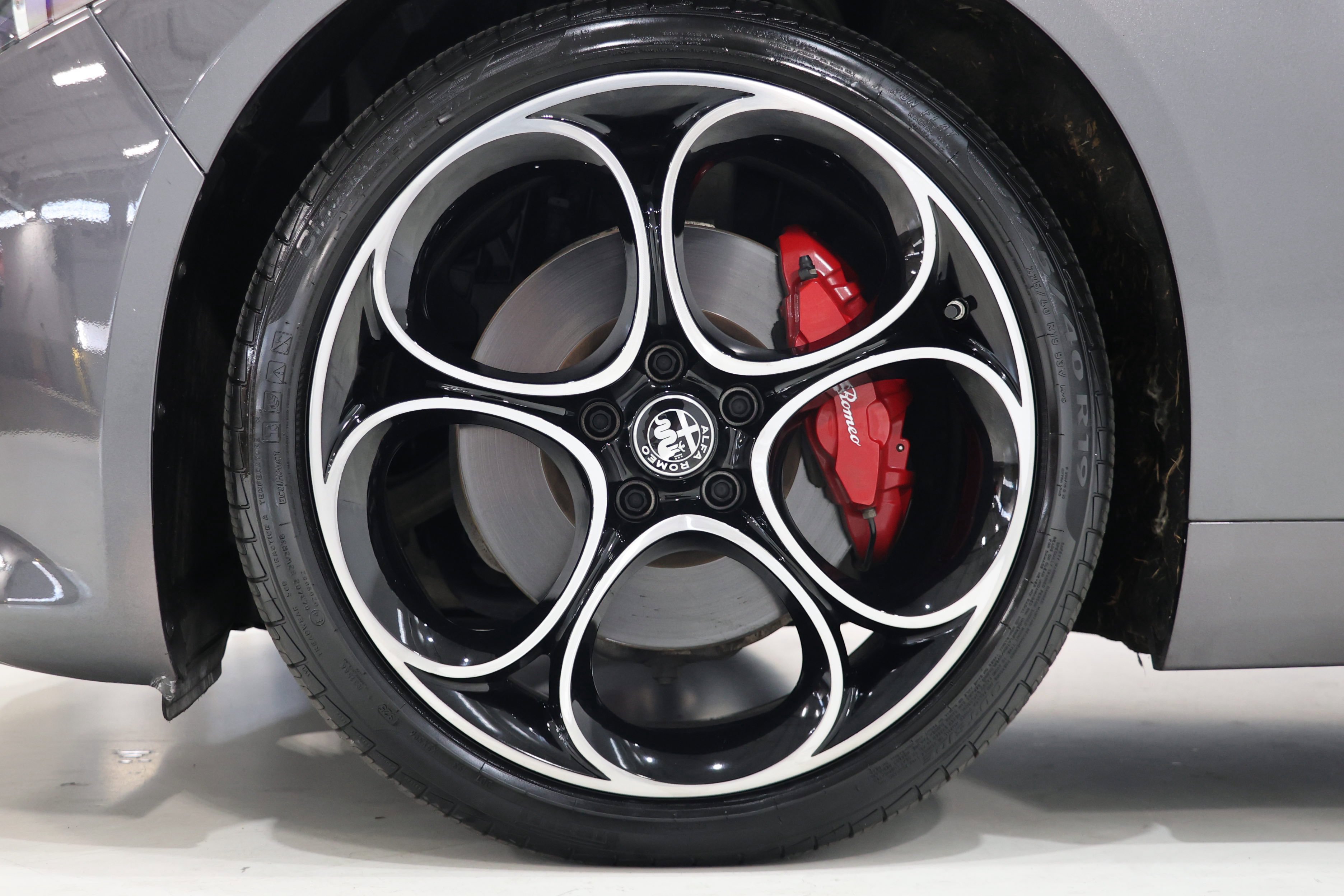 Certified 2023 Alfa Romeo Giulia Veloce AWD/4WD image 9