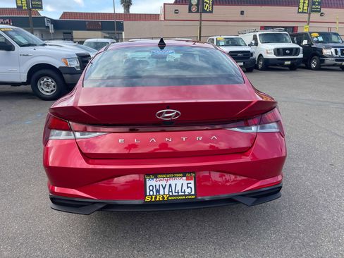 Used 2021 Hyundai Elantra SE image 4
