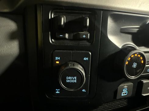 Used 2023 Ford F350 XLT AWD/4WD image 27