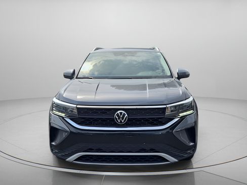 Used 2023 Volkswagen Taos SE w/ Panoramic Sunroof Package FWD image 8
