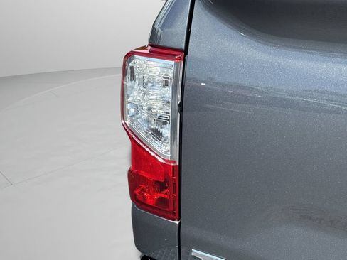 Used 2019 Nissan Titan SV AWD/4WD image 18