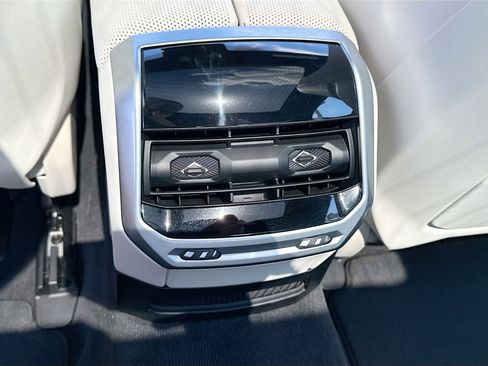 Used 2023 BMW i7 xDrive60 image 19