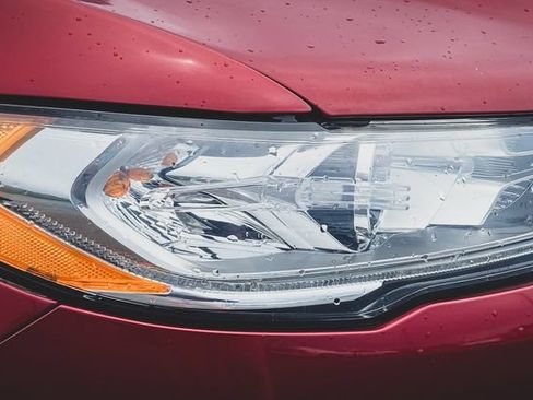Used 2017 Ford Fusion SE w/ Fusion SE Technology Package FWD image 3