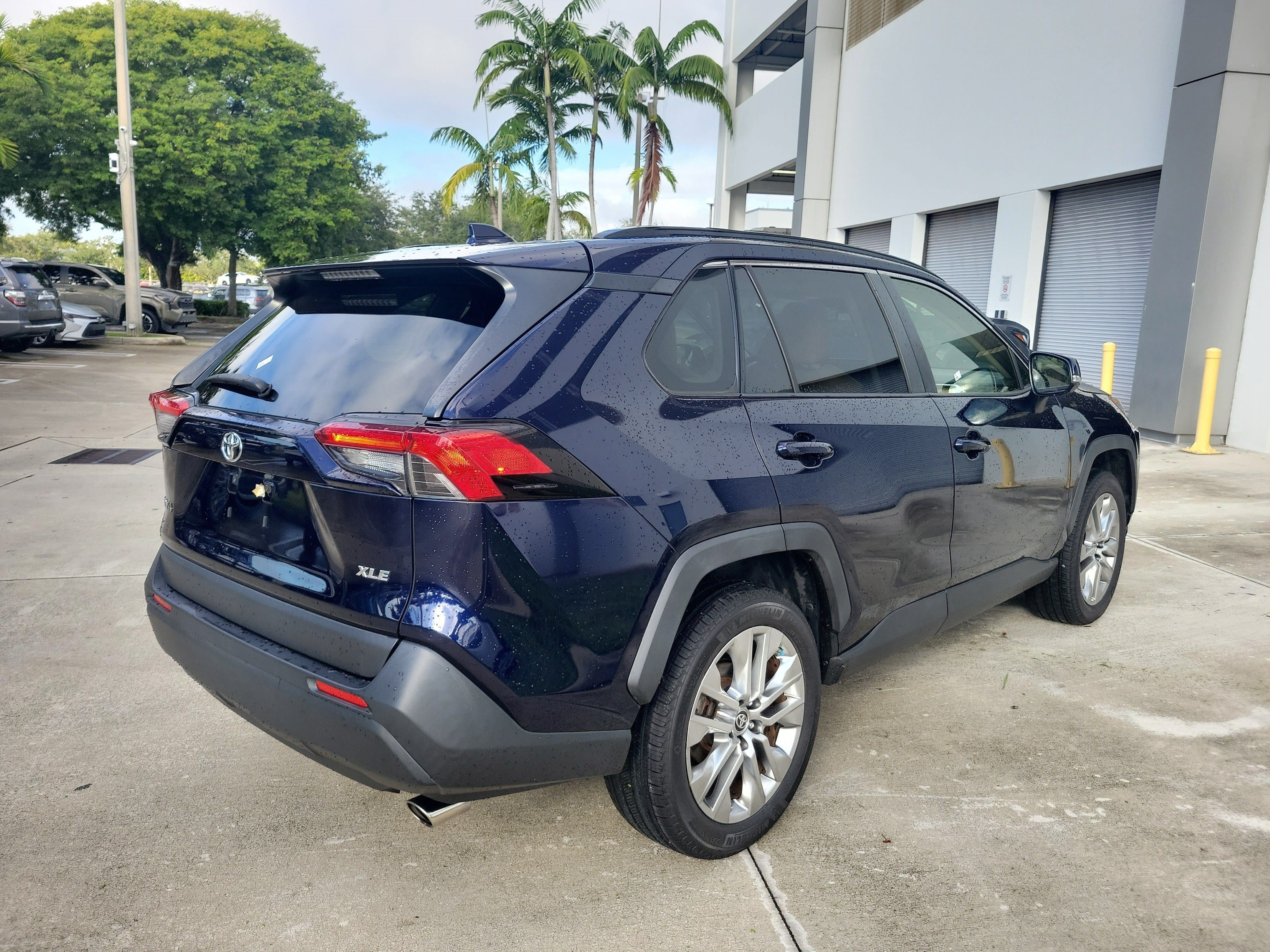 Used 2019 Toyota RAV4 XLE Premium FWD image 7