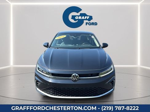 Used 2025 Volkswagen Jetta SE FWD image 3