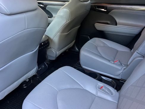 Certified 2024 Toyota Highlander Platinum AWD/4WD image 4