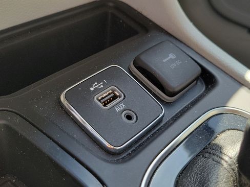 Used 2020 Jeep Cherokee Limited FWD image 9