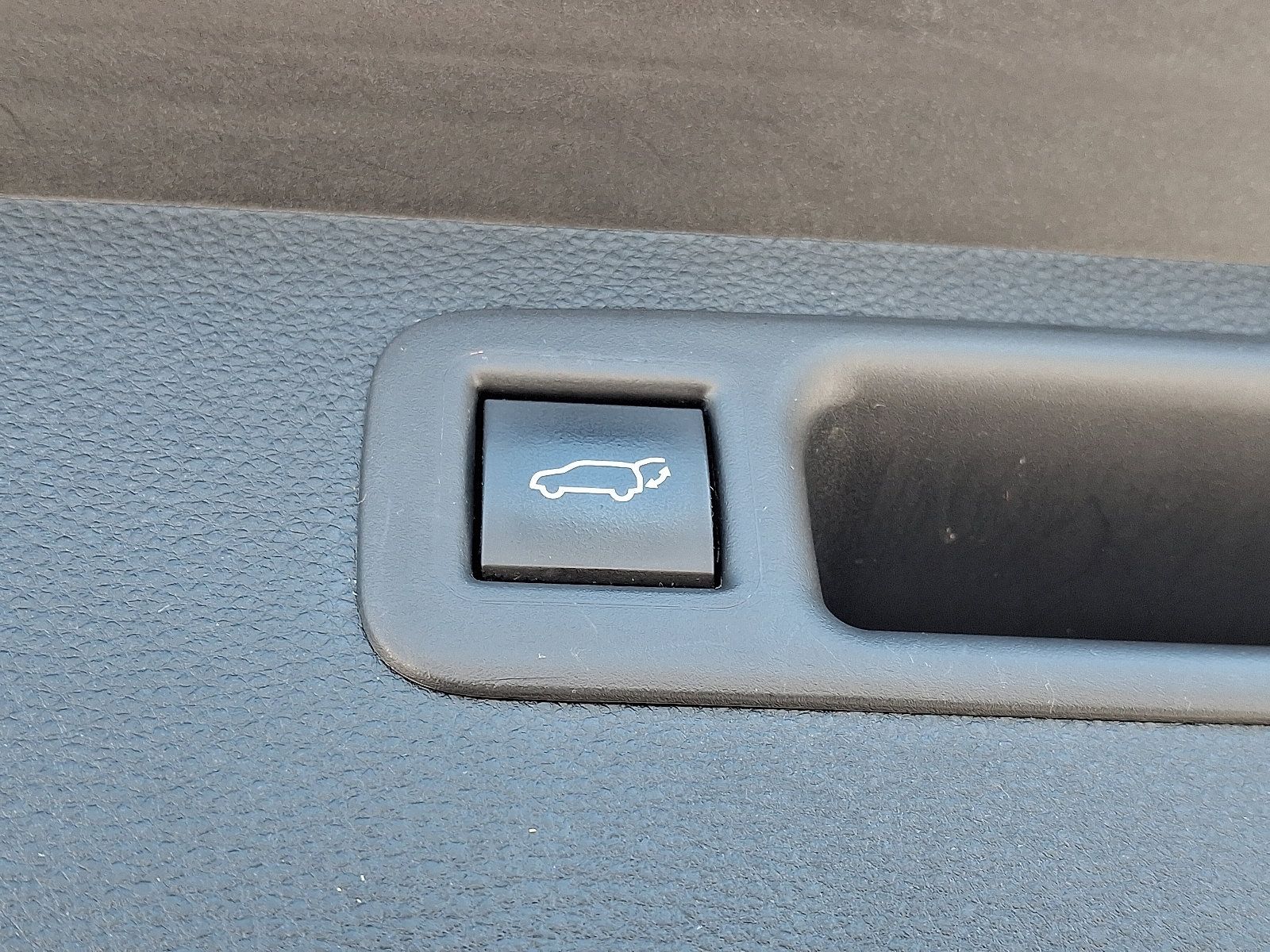 Used 2020 Toyota Highlander XLE AWD/4WD image 32