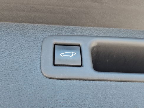 Used 2020 Toyota Highlander XLE AWD/4WD image 32