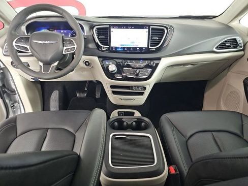Used 2024 Chrysler Pacifica Touring-L image 13