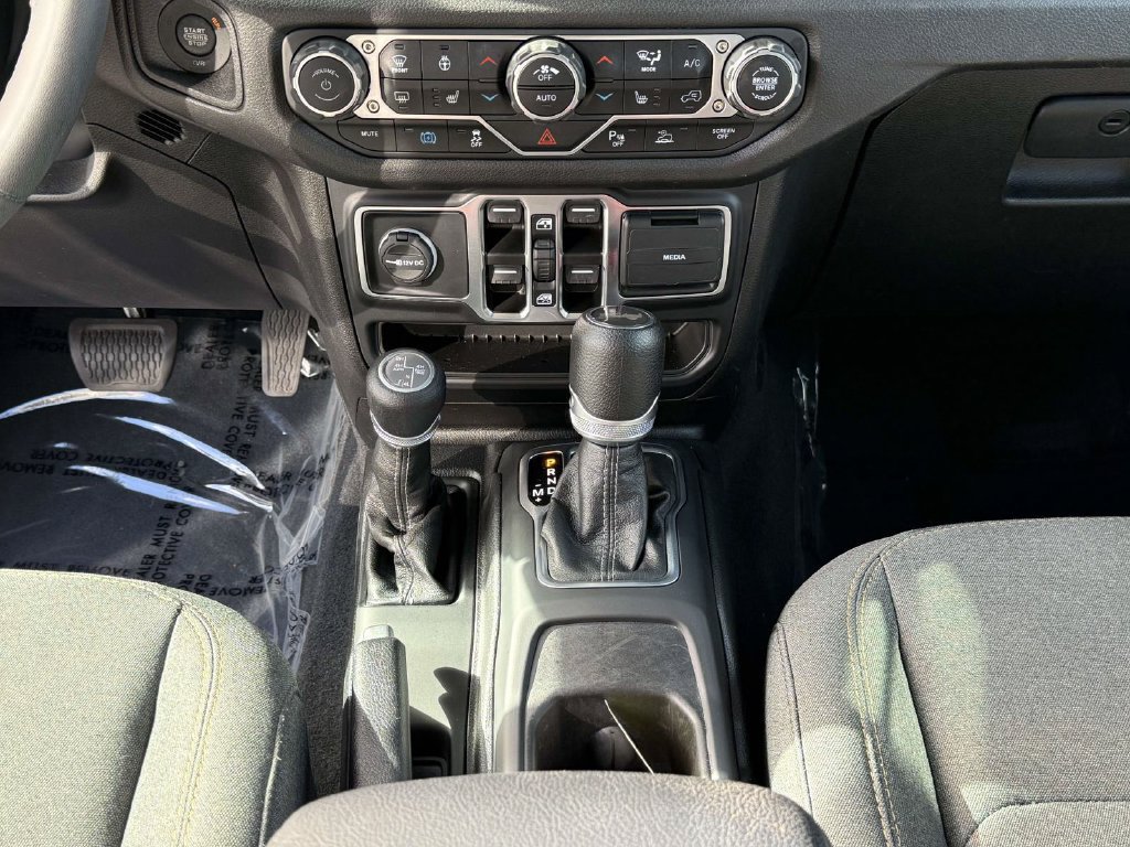 Used 2024 Jeep Wrangler Unlimited w/ Convenience Group AWD/4WD image 21