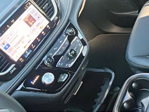 New 2026 Chrysler Pacifica Select image 27