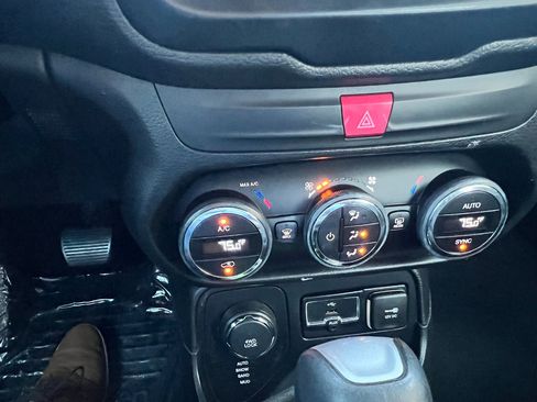 Used 2016 Jeep Renegade Latitude w/ Popular Equipment Group image 16