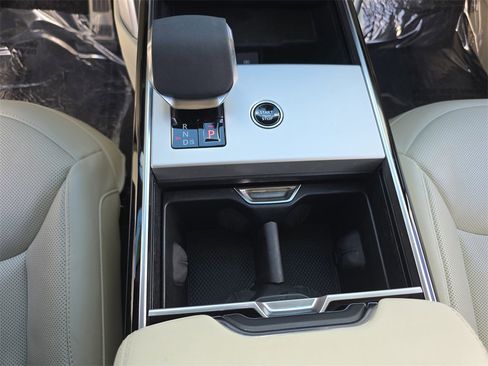 Certified 2024 Land Rover Range Rover Long Wheelbase SE image 27