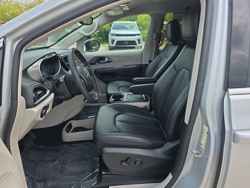 Used 2024 Chrysler Pacifica Touring-L FWD image 15