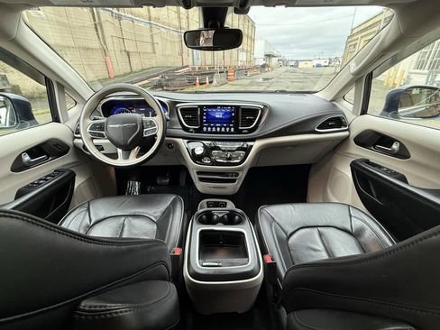 Used 2017 Chrysler Pacifica Limited w/ Tire & Wheel Group image 56