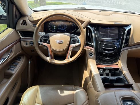 Used 2016 Cadillac Escalade ESV Platinum RWD image 16