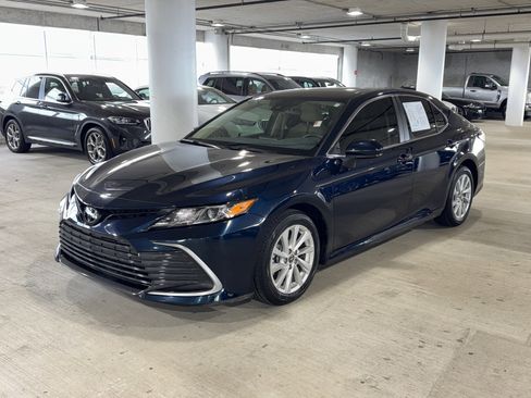 Used 2021 Toyota Camry LE image 4