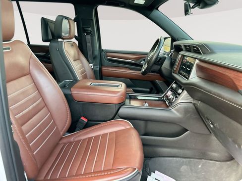 Used 2024 GMC Yukon Denali Ultimate AWD/4WD image 32