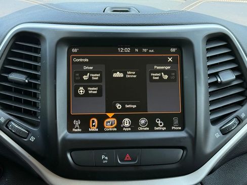 Used 2018 Jeep Cherokee Latitude Plus w/ Comfort/Convenience Group AWD/4WD image 39