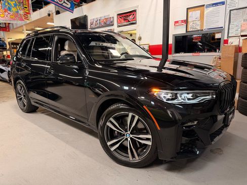 Used 2022 BMW X7 xDrive40i w/ M Sport Package AWD/4WD image 1