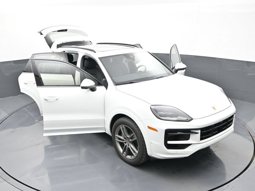 Certified 2025 Porsche Cayenne AWD/4WD image 32