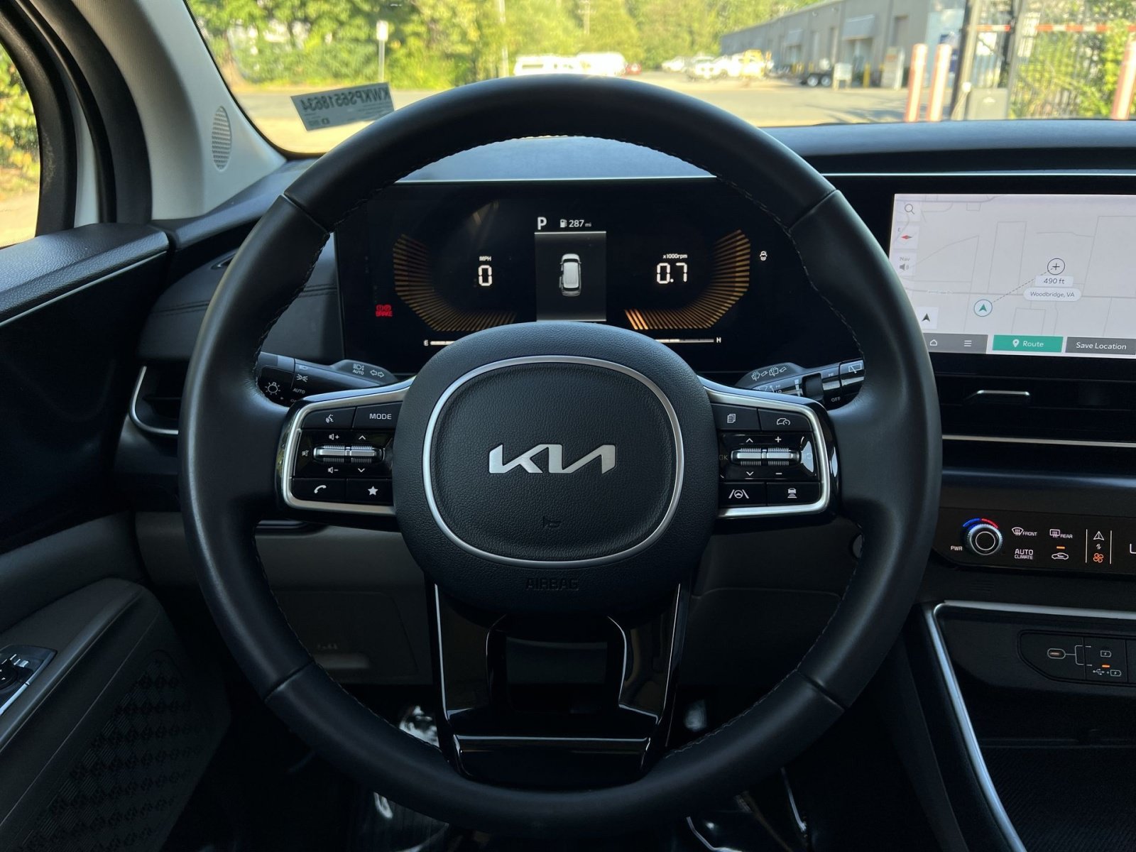 Used 2025 Kia Carnival FWD image 24