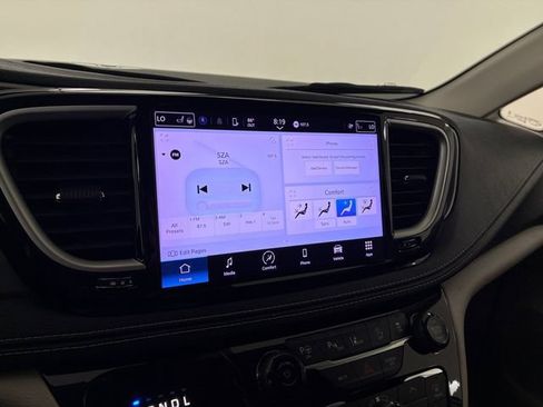 Used 2023 Chrysler Pacifica Touring-L FWD image 26