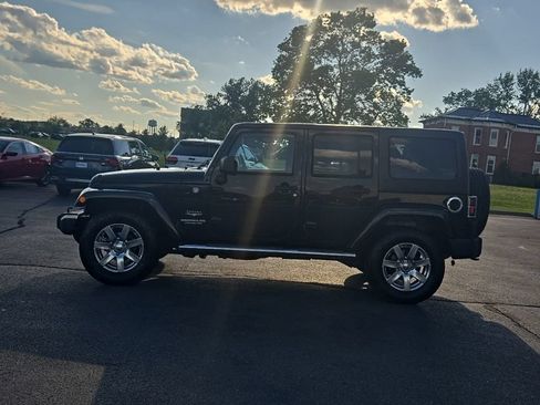 Used 2013 Jeep Wrangler Unlimited Sahara w/ Dual Top Group AWD/4WD image 4
