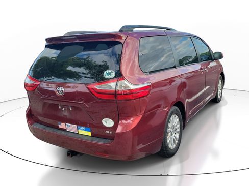 Used 2017 Toyota Sienna XLE image 6